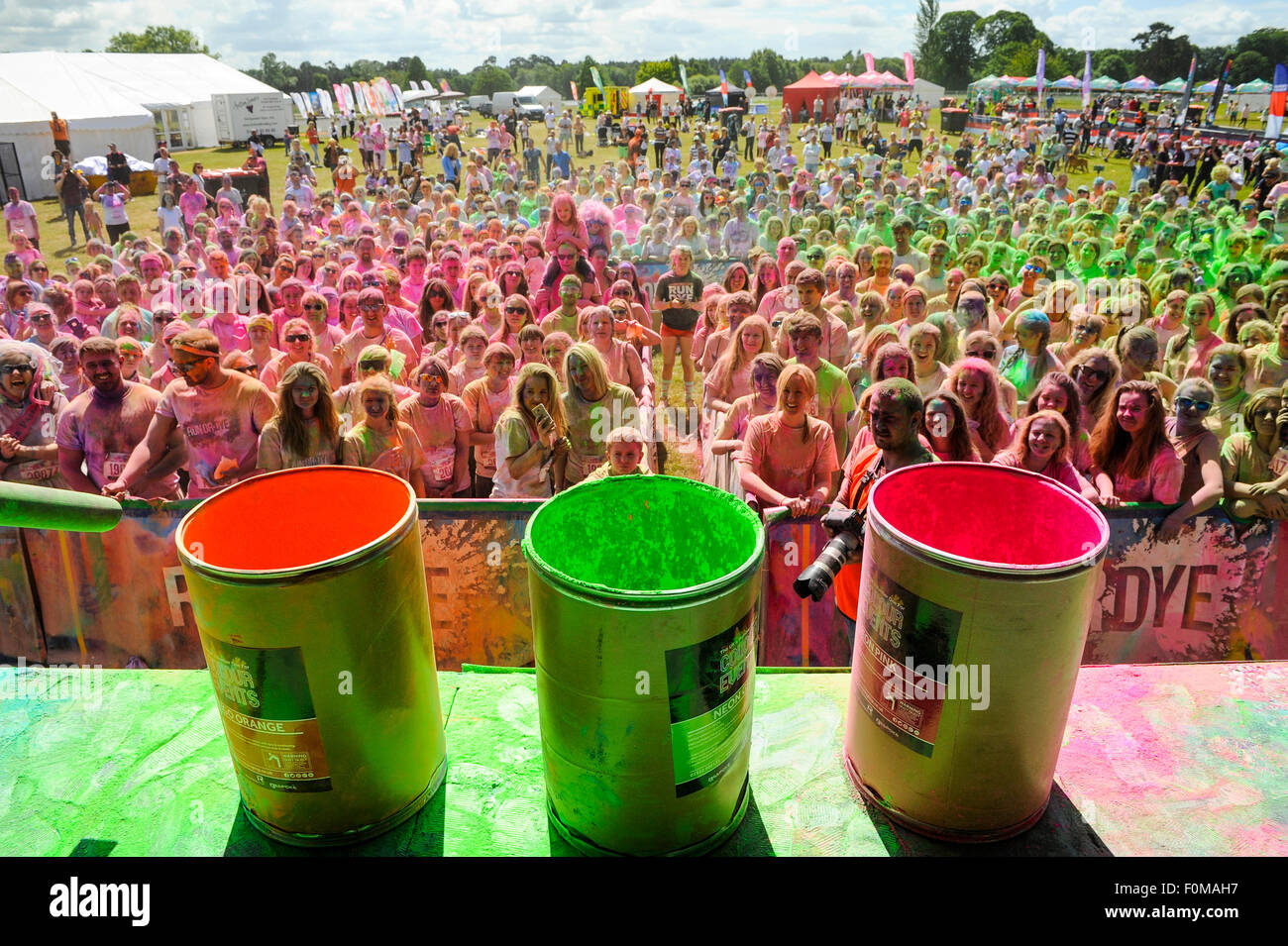 Warten auf den Spaß und die Farbe, um beim Laufen oder Dye 5k laufen zu beginnen Stockfoto