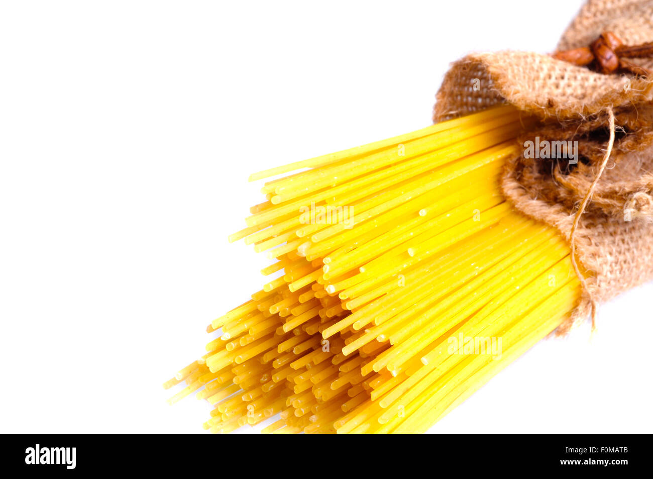 Makroaufnahme von Spaghetti Nudeln isoliert auf weiss Stockfoto