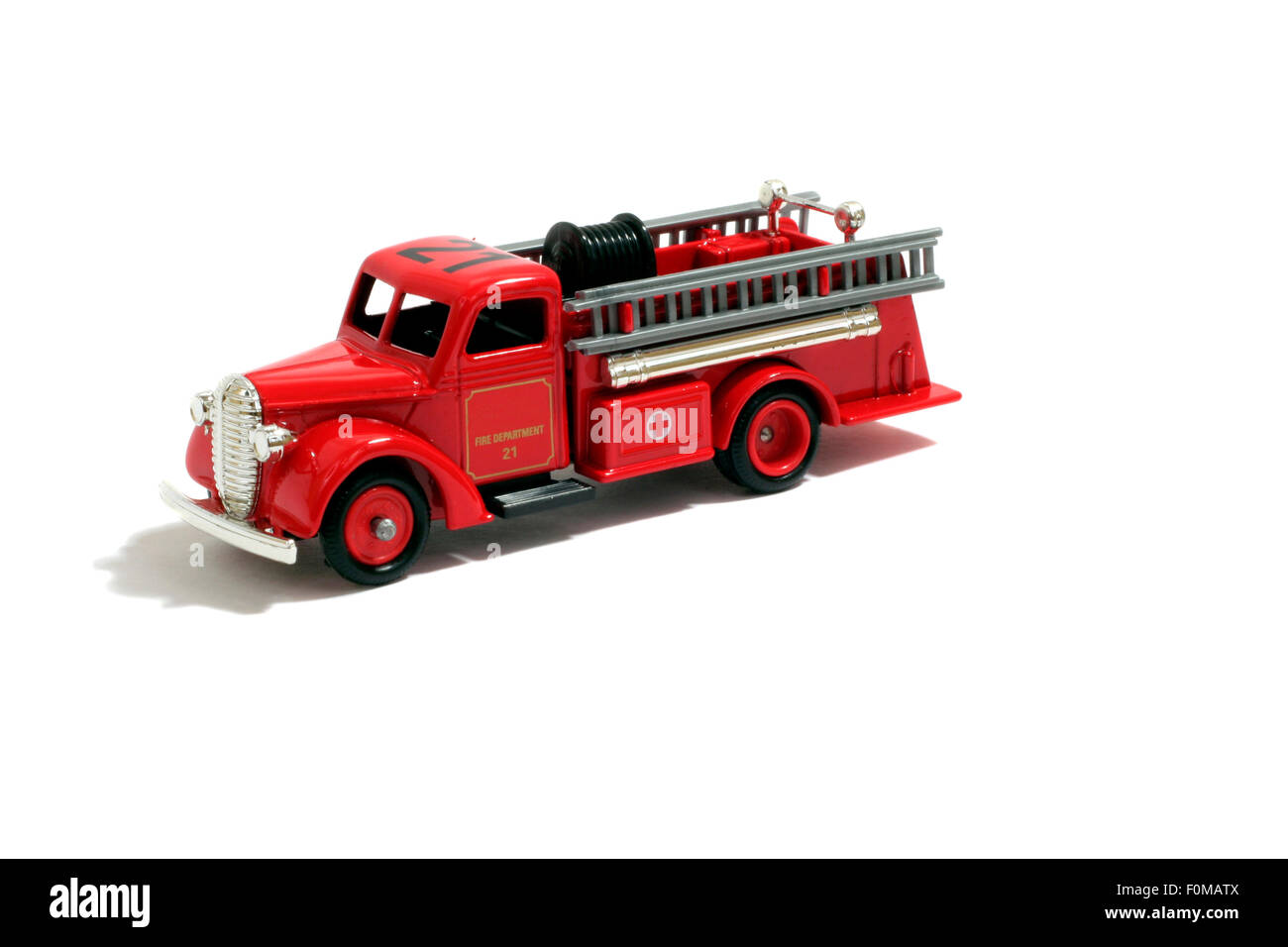 Spielzeug Feuerwehrauto isoliert auf weiss Stockfoto