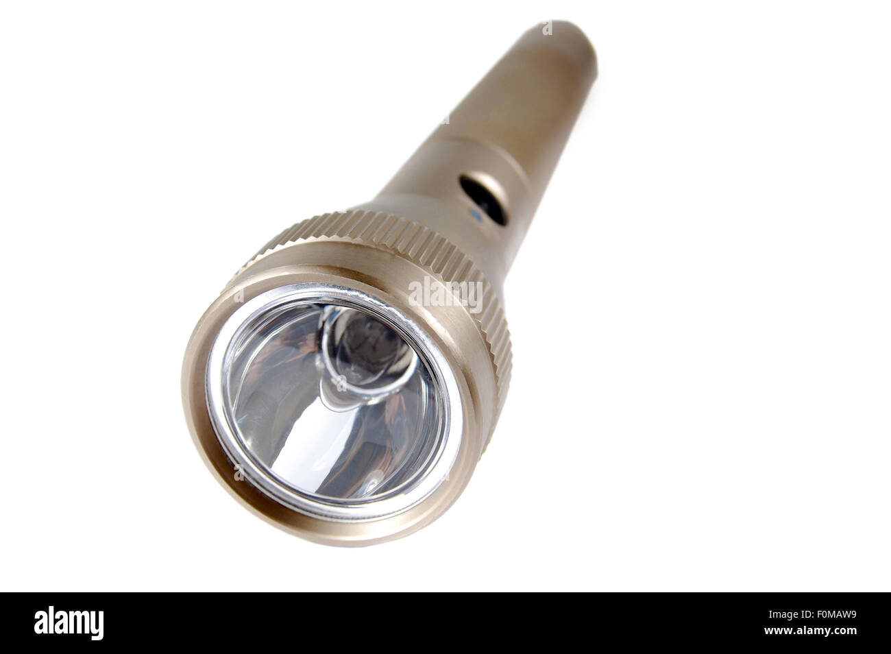 Makroaufnahme einer Metall Taschenlampe isoliert auf weiss Stockfoto