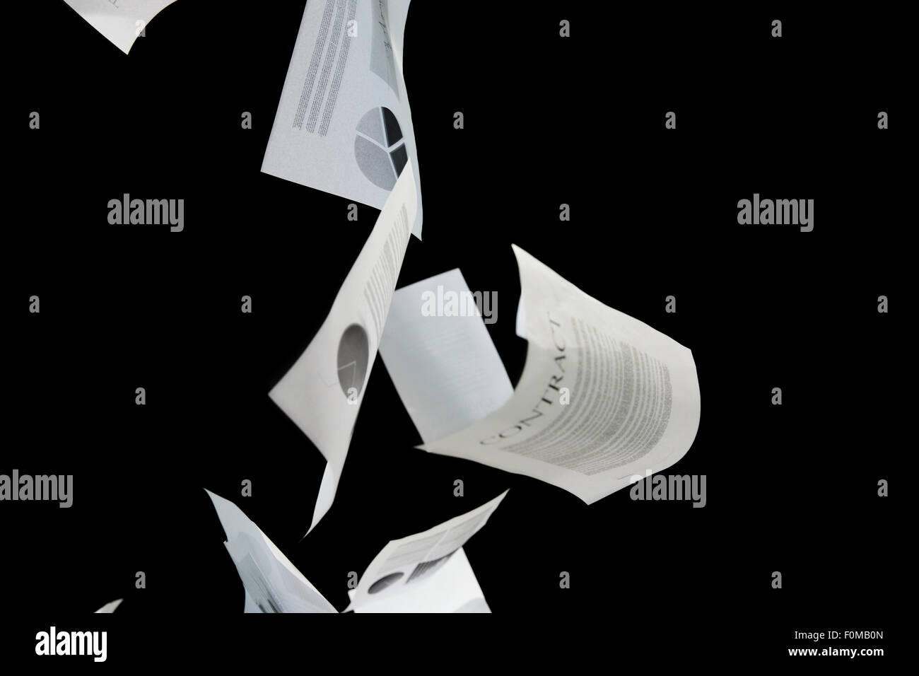 Geschäftspapiere herunterfallen auf schwarzem Hintergrund Stockfoto