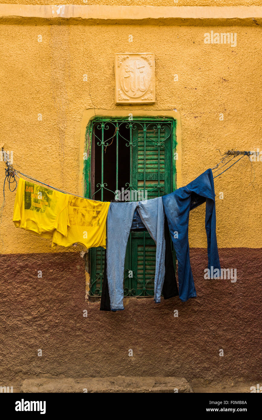 Fenster mit waschen, Haus in ägyptischen Solarzell, Elephantine Island, Assuan, Ägypten Stockfoto