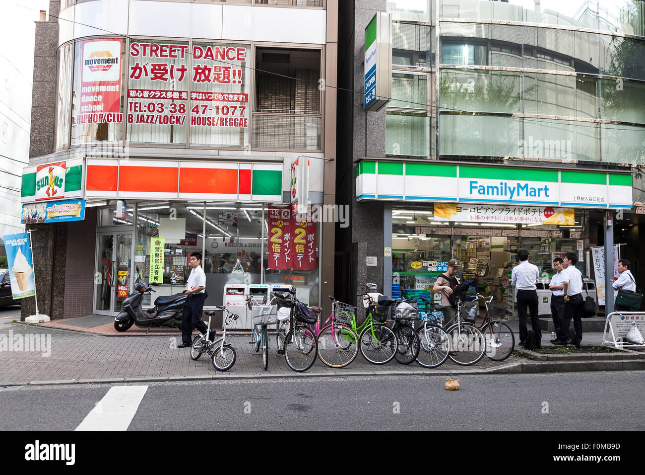 Sunkus und FamilyMart Schilder auf Anzeige am Ortseingang von ihrer Tante-Emma Läden am 18. August 2015, Tokio, Japan. FamilyMart ist die Nation dritt-größte Supermarkt-Kette wird erwartet, zu verkünden, dass es einen kleineren Nagoya-basierten Operator '' Cocostore Corp.'' und 657 Filialen zu erwerben. FamilyMart wird voraussichtlich auch Operationen mit UNY Group Holdings Co., betreibt das Land viertgrößte Kette Circle K Sunkus Co., im September 2016 zu integrieren. Dies würde die neue Gruppe rund 18.400 Läden in Japan, 500 mehr als die größte Seven-Eleven Rivalen laufen sehen. (Phot Stockfoto