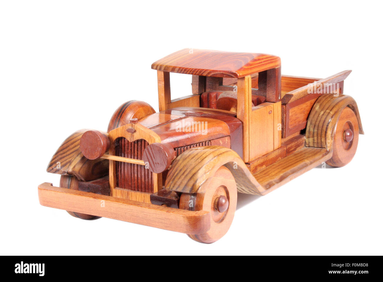 Spielzeug Holz-LKW auf einem weißen Hintergrund isoliert Stockfoto