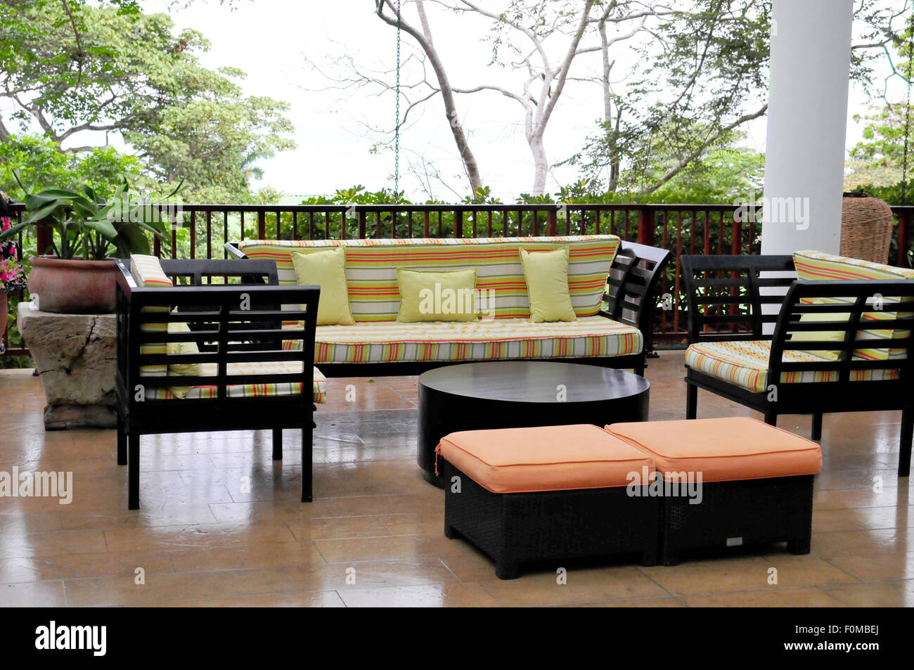 Blick auf eine Reihe von Möbeln auf dem Deck eines tropischen Stockfoto