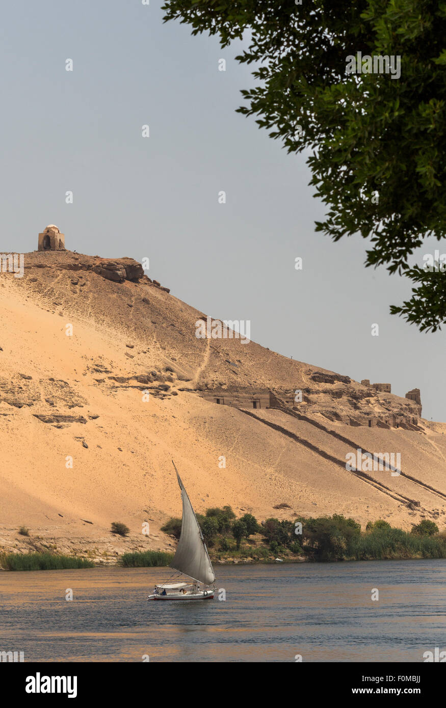 Feluke auf dem Nil vor die Gräber der Adligen, Assuan, Ägypten Stockfoto