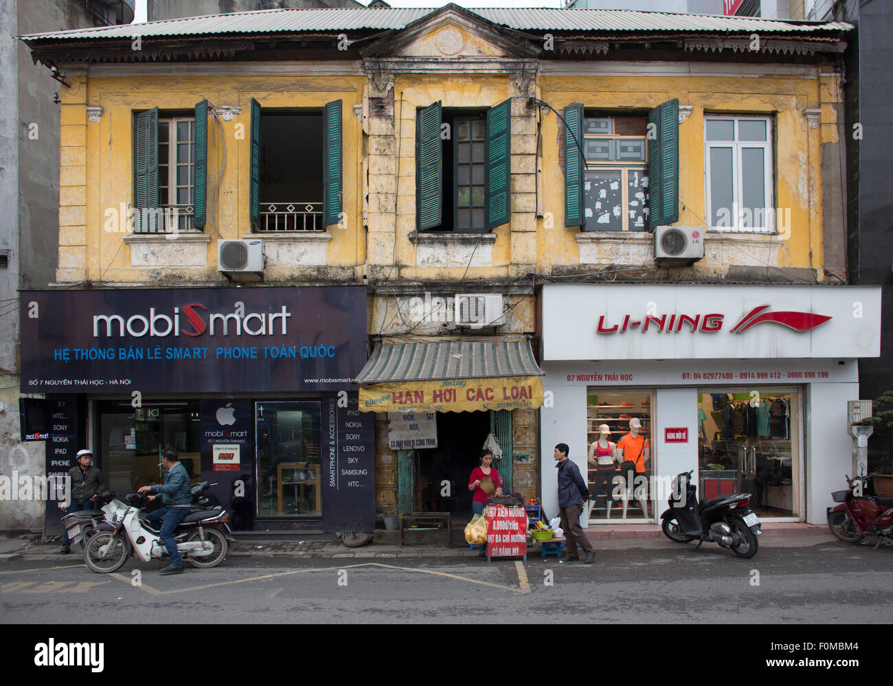 Geschäfte im Gebäude im Kolonialstil, Hanoi Stockfoto