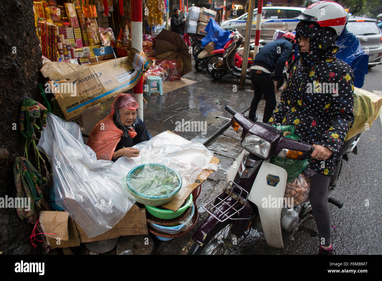 Armen Straßenverkäufer Verkauf von Obst und Gemüse in Hanoi. Stockfoto