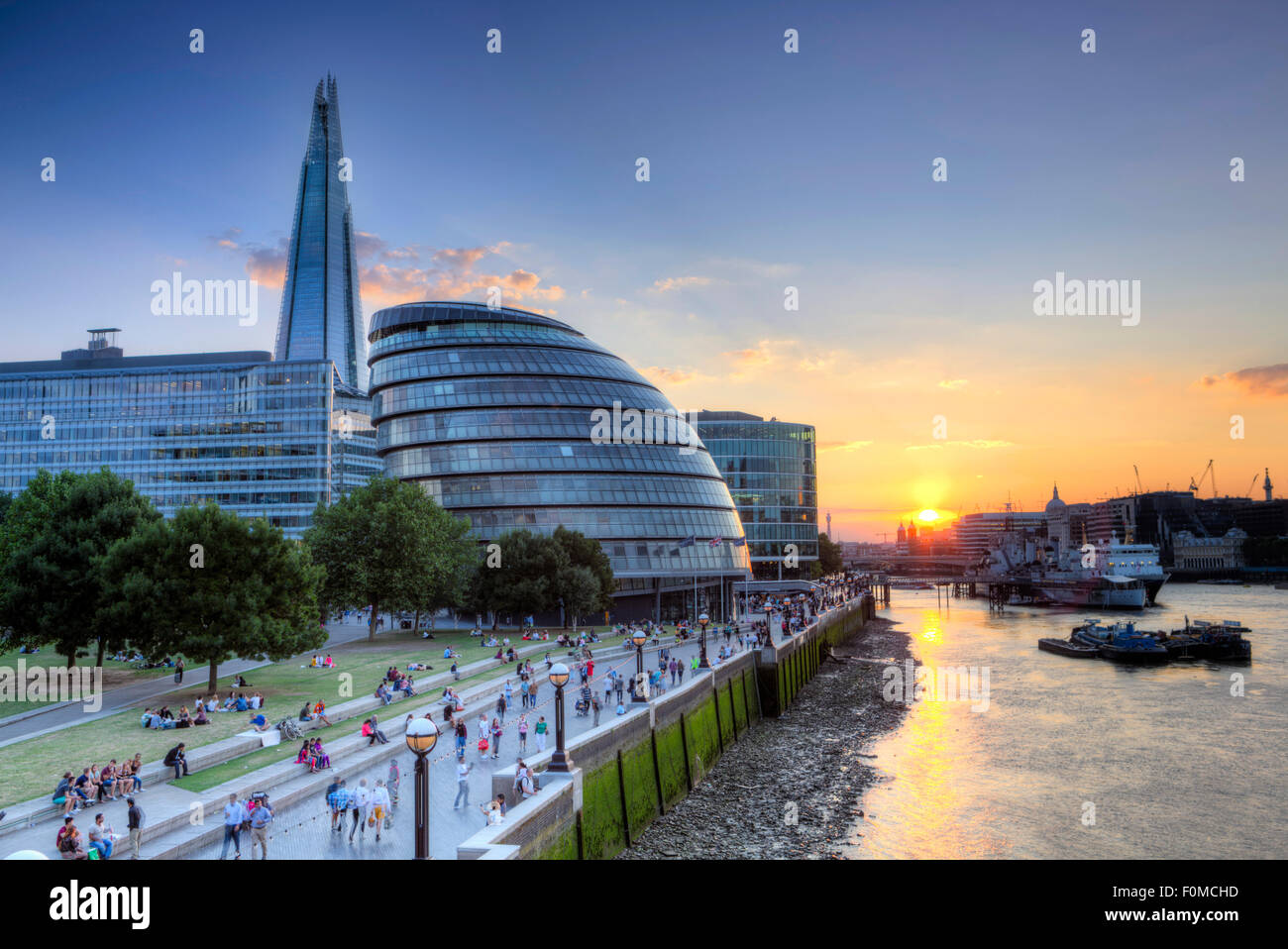 Schuß Sommer City Hall (London Mayor's und GLA HQ, von Norman Foster), der Themse & Shard in Southwark. Die Thames Path Gehweg im Vordergrund. Stockfoto