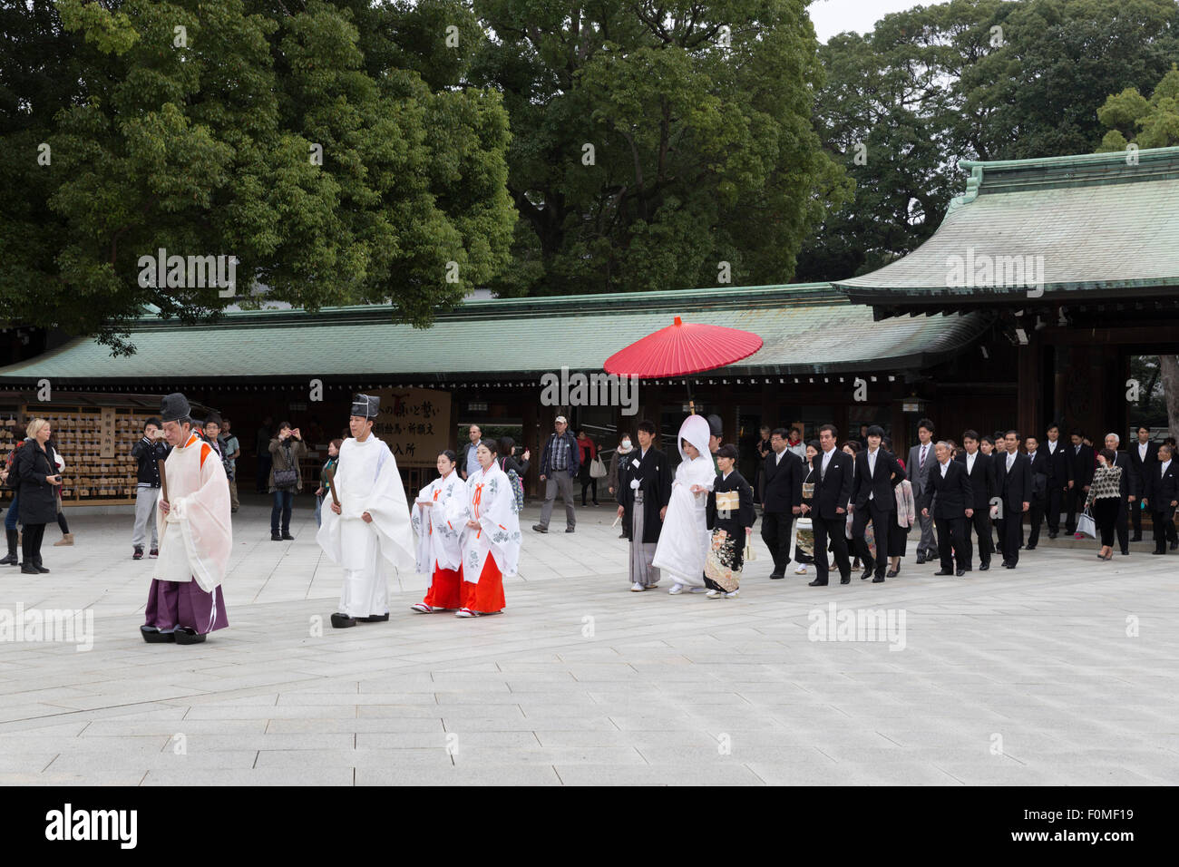 Traditionelle japanische Shinto-Hochzeits-Zeremonie, Meiji-Jingu Schrein, Shibuya, Tokyo, Japan, Asien Stockfoto