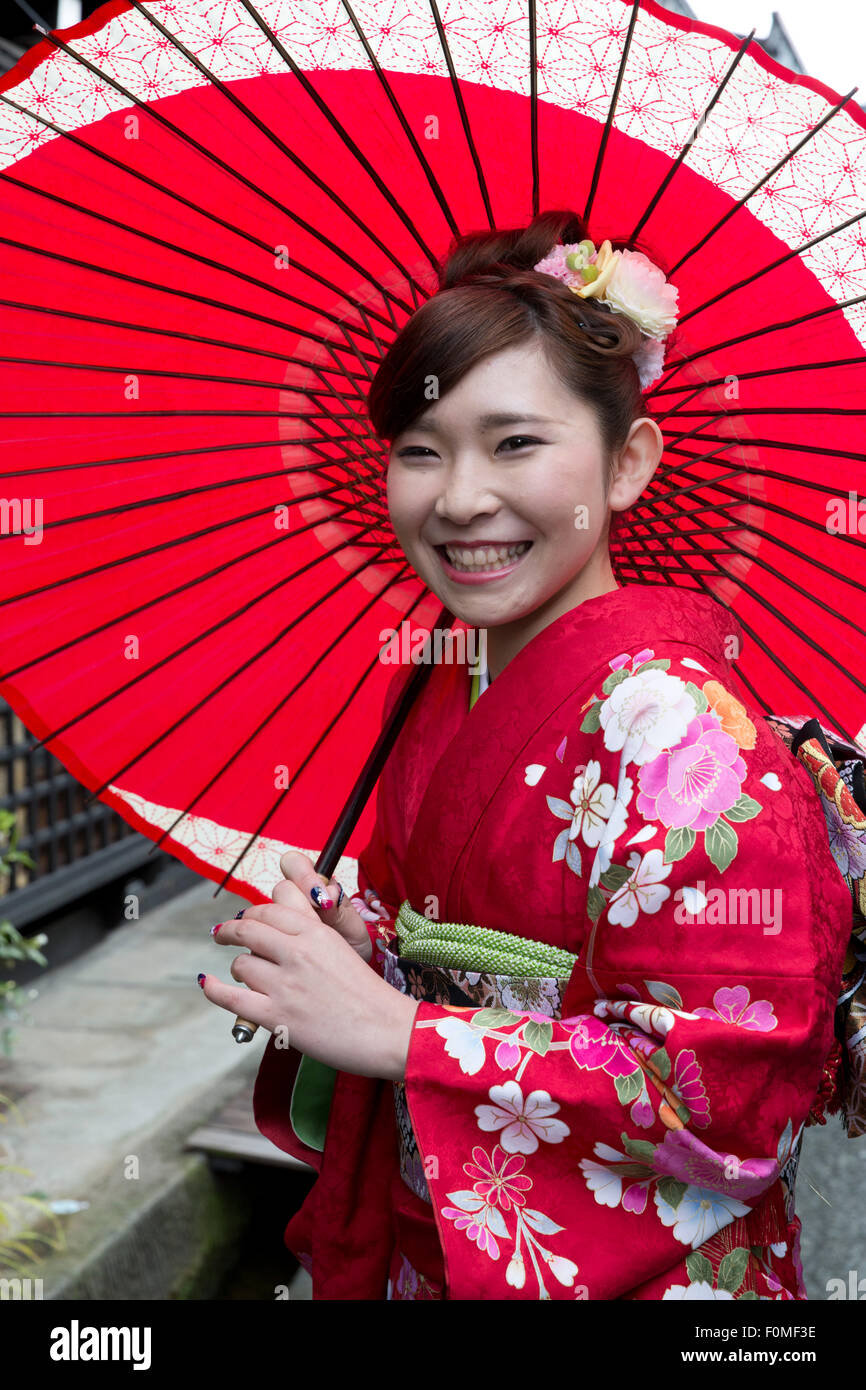 Junge japanische Mädchen in traditionellen Kimono und Sonnenschirm, Takayama, zentralen Honshu, Japan, Asien Stockfoto