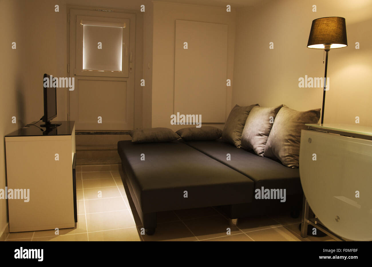 Kleines Wohnzimmer mit offene Schlafsofa Stockfoto