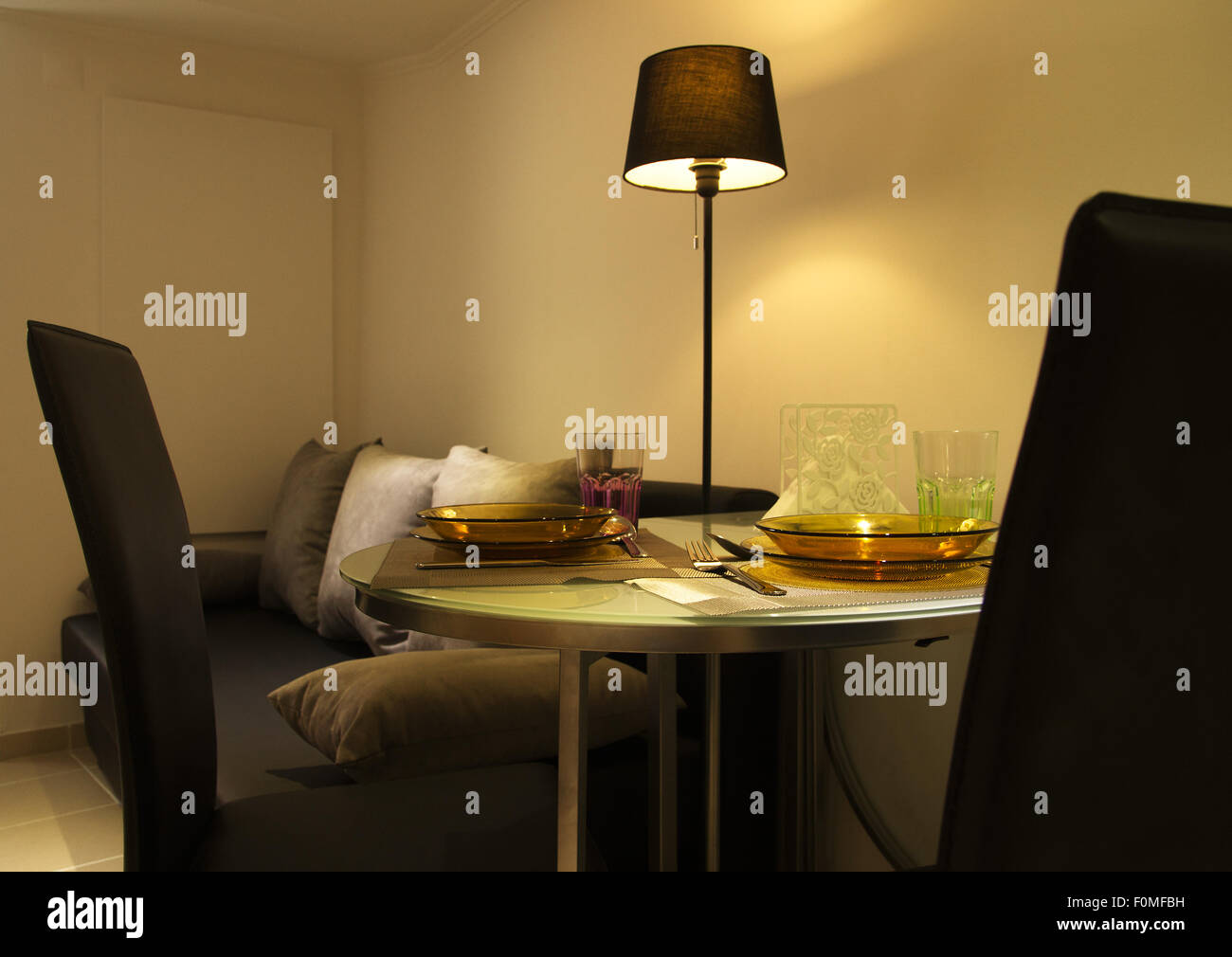 Kleiner Esstisch set Closeup auf romantischen Lichtverhältnissen Stockfoto