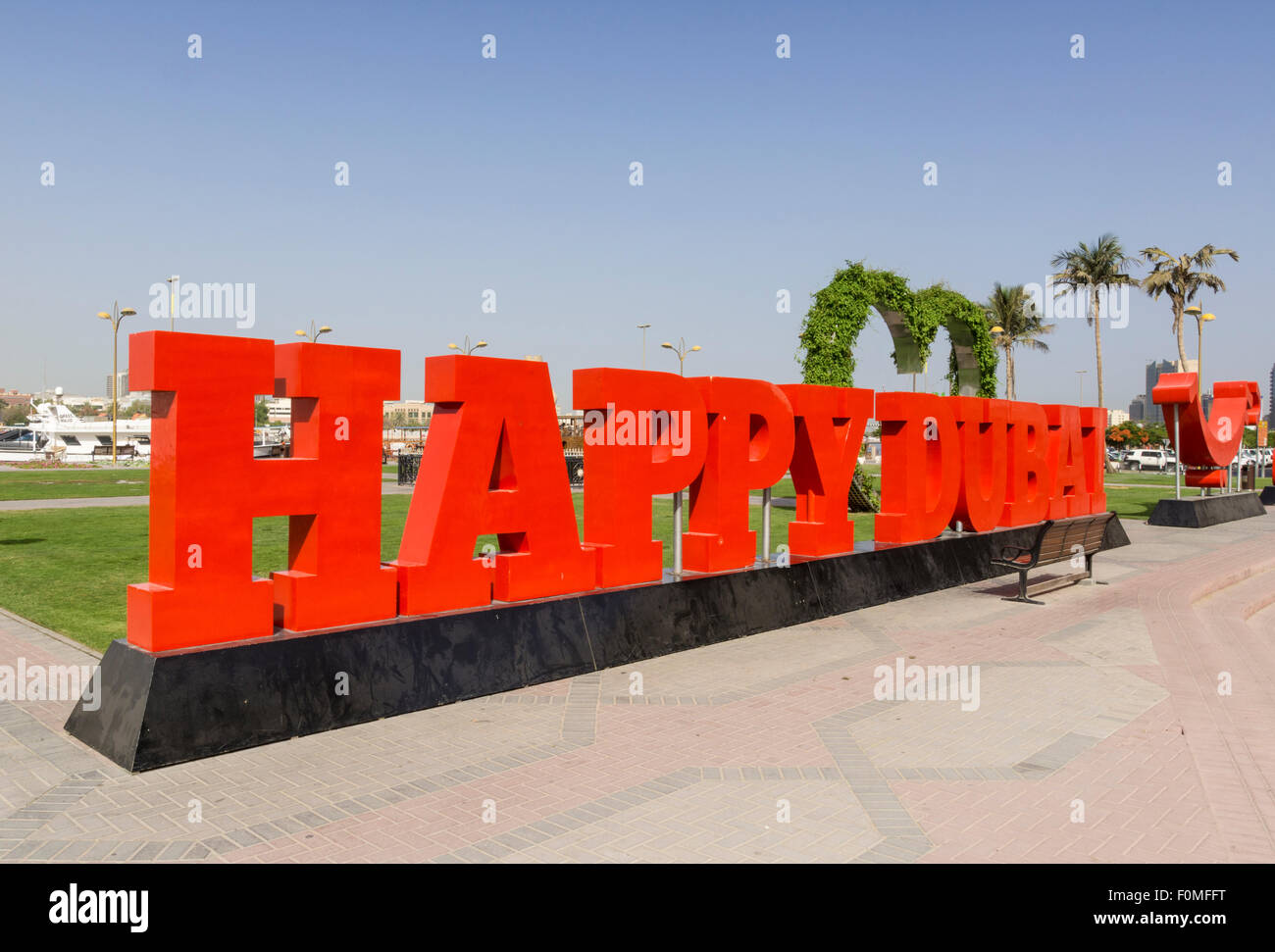 Glücklich Dubai Zeichen entlang Baniyas Road, Deira, Dubai, Vereinigte Arabische Emirate Stockfoto