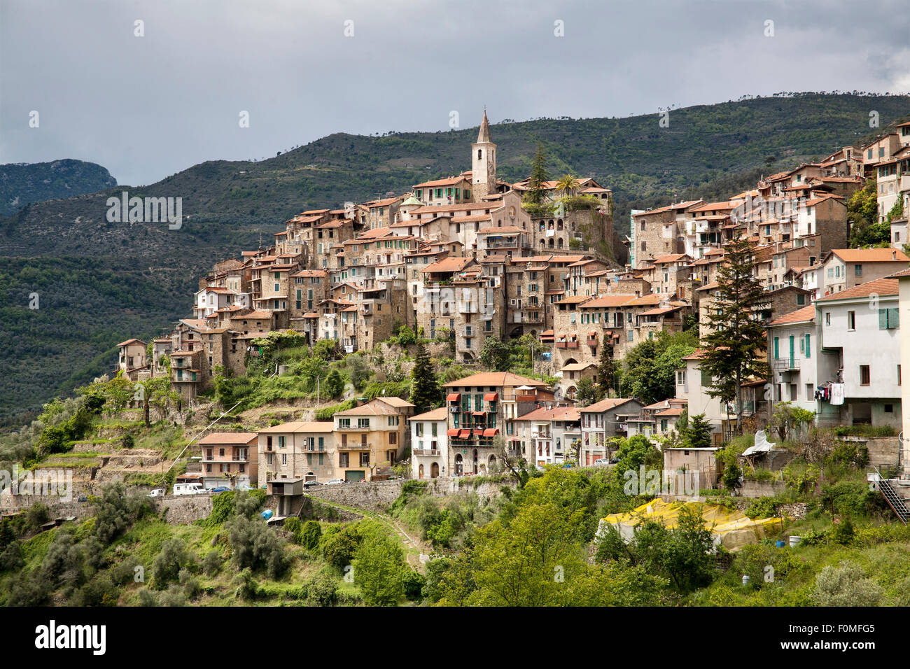 typisches Dorf der ligurischen Landschaft, genannt apricale Stockfoto