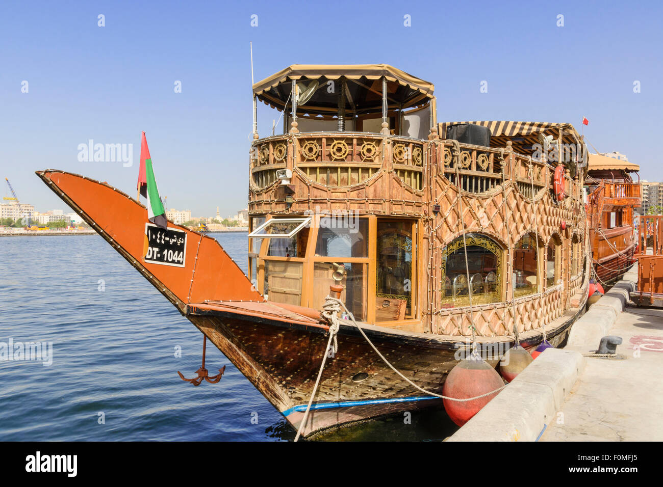 Schwimmende Restaurant-Boot am Dubai Creek, Deira, Dubai, Vereinigte Arabische Emirate Stockfoto