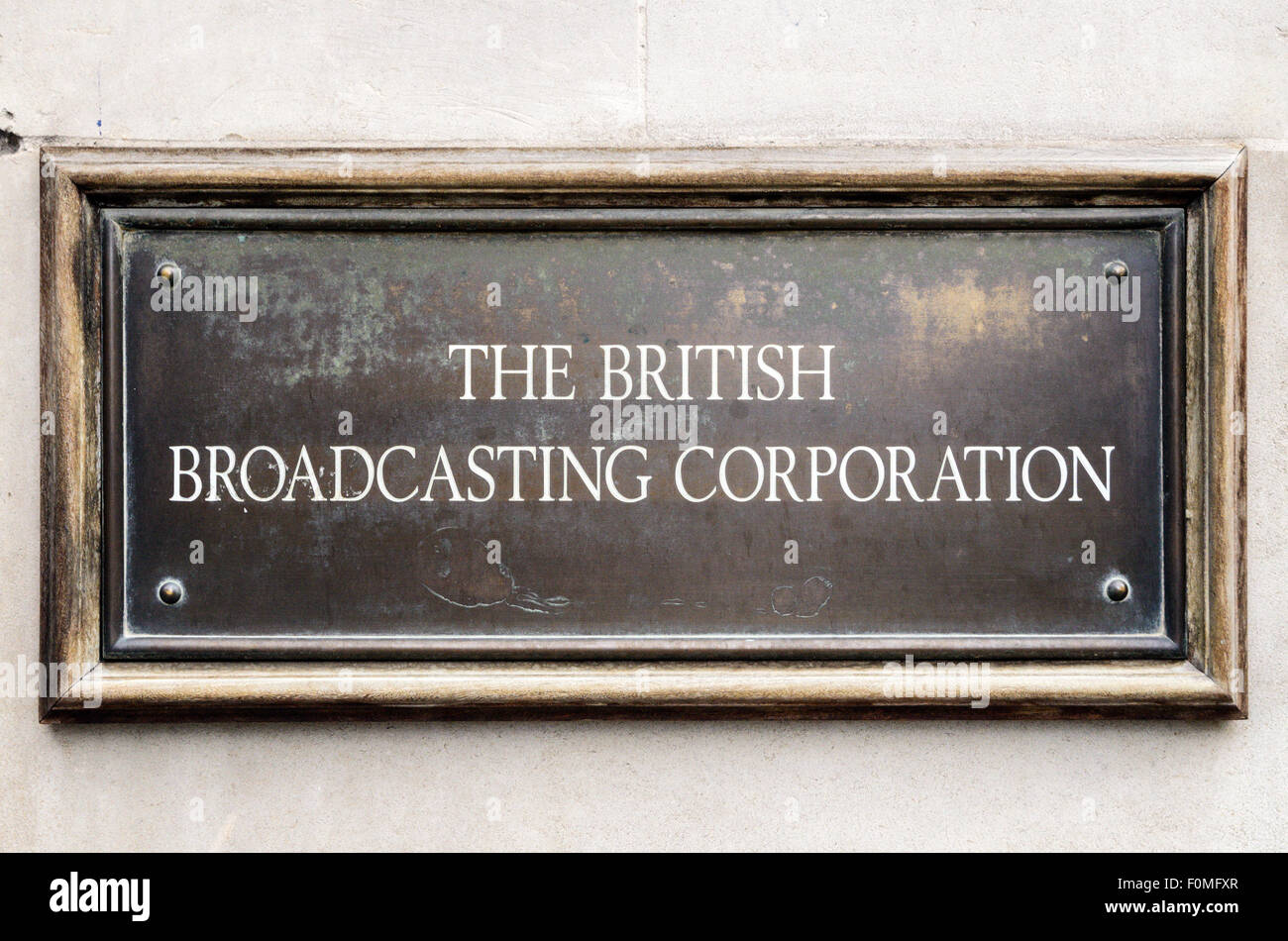 Das Zeichen für die British Broadcasting Corporation an der Wand des Broadcasting House, Langham Place, London, England, UK. Stockfoto
