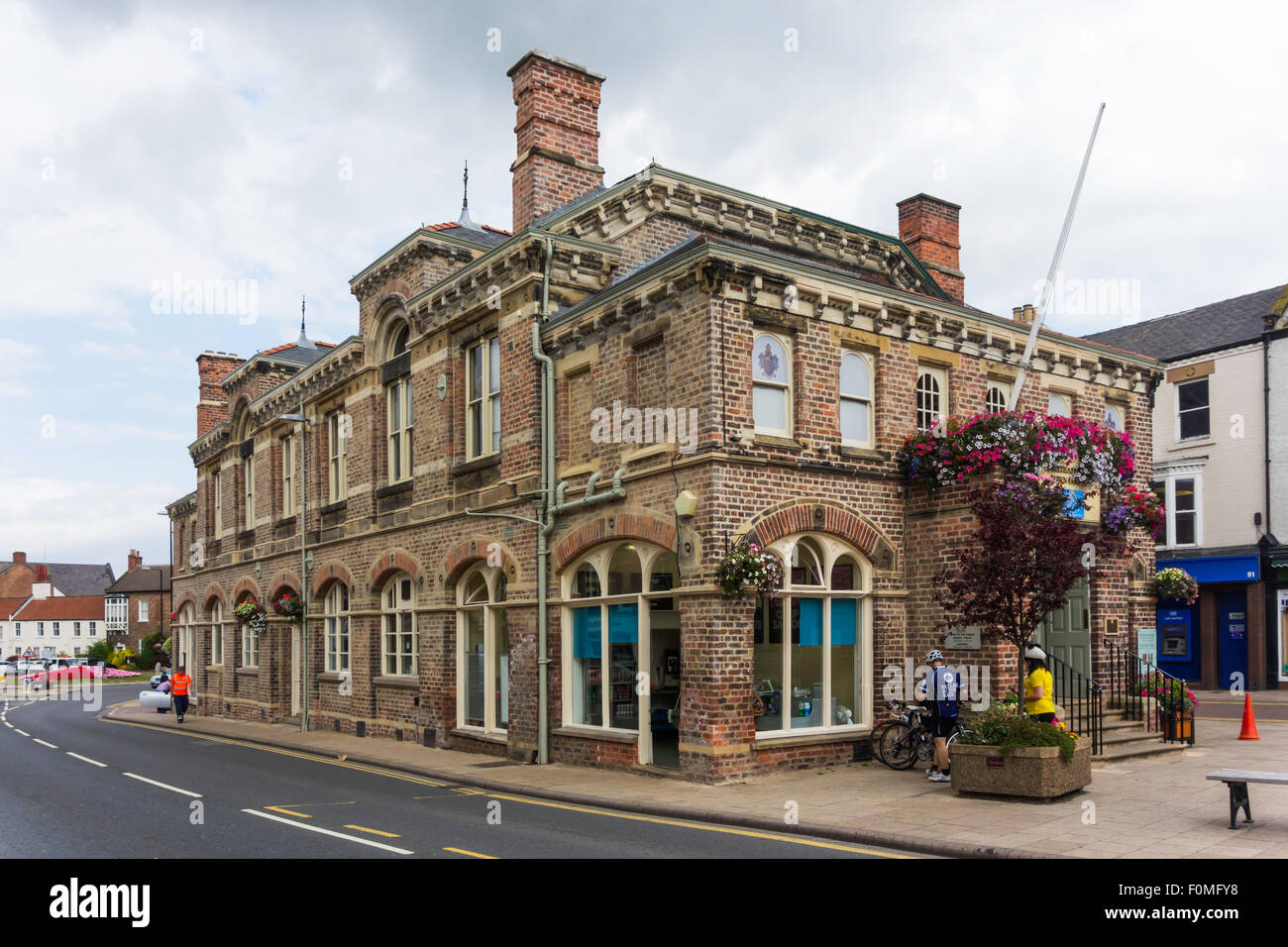 Stadtrat Büros High Street Northallerton North Yorkshire an einem sonnigen Sommertag mit Blumen geschmückt. Stockfoto