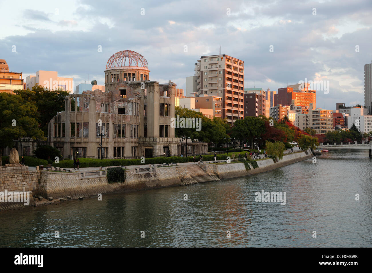 Atomic Bomb Dome auf Motoyasu-Gawa Fluß, Hiroshima, westliche Honshu, Japan, Asien Stockfoto