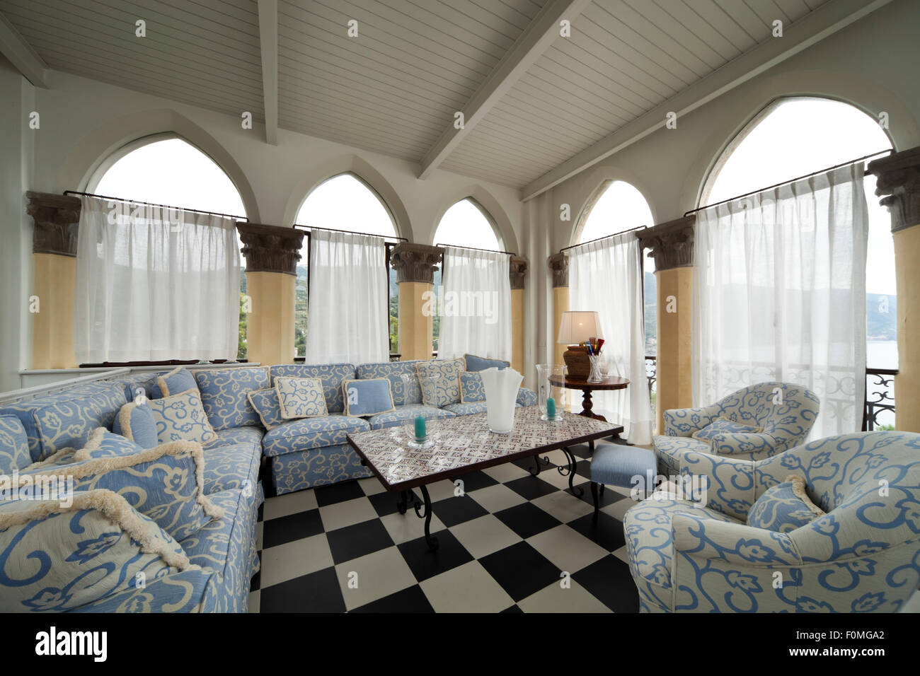 Wohnkultur, Wohnzimmer Interieur. Sehr schöne Wohnzimmer in einem alten Haus mit dem Boden in Schachbrett Stockfoto