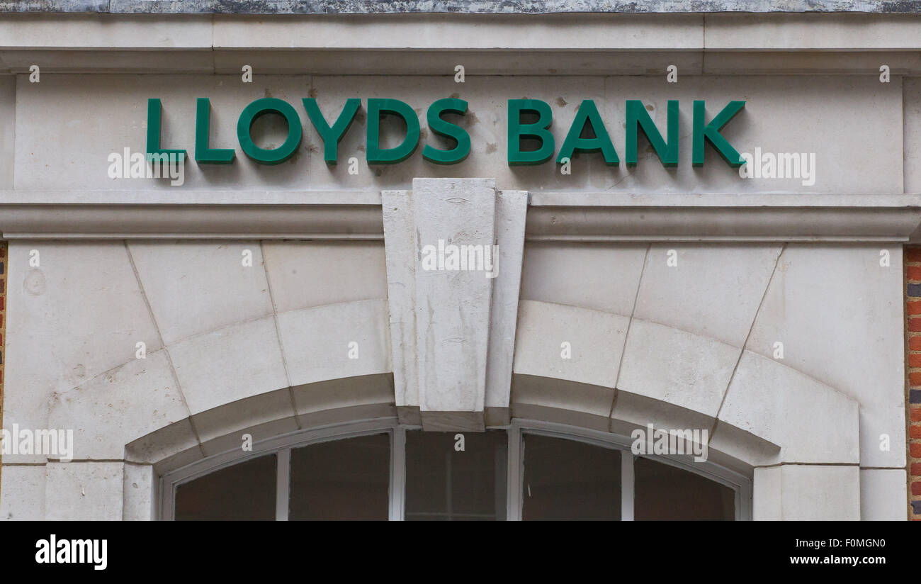 Lloyds Bank hängende Zeichen außerhalb einer Niederlassung in Dean Stanley St, Westminster, London SW1P 3HU Stockfoto