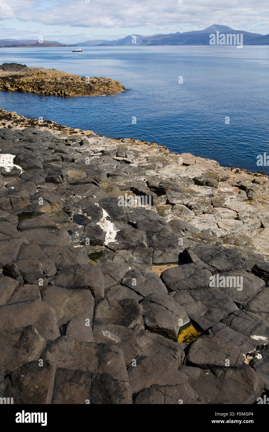 Europa, Vereinigtes Königreich, Schottland, Staffa Island. Die am Buchaille Basalt stapeln vulkanische Gesteinsformationen, die dem Giants Causeway ähnlich sind Stockfoto