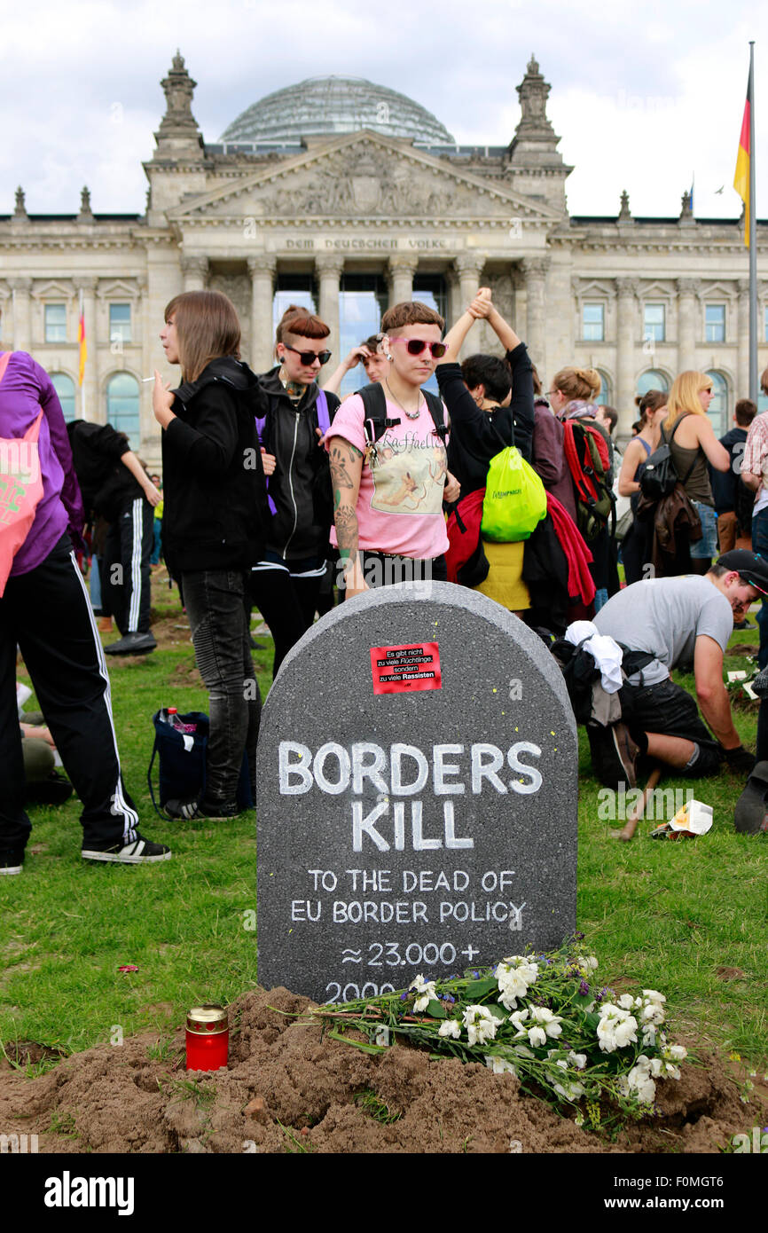 "Grenzen töten" - Impressionen - Demonstration Unter Dem Motto "Sterben Toten Kommen" der Kuenstlergruppe ' Zentrum Fuer Politische Sc Stockfoto