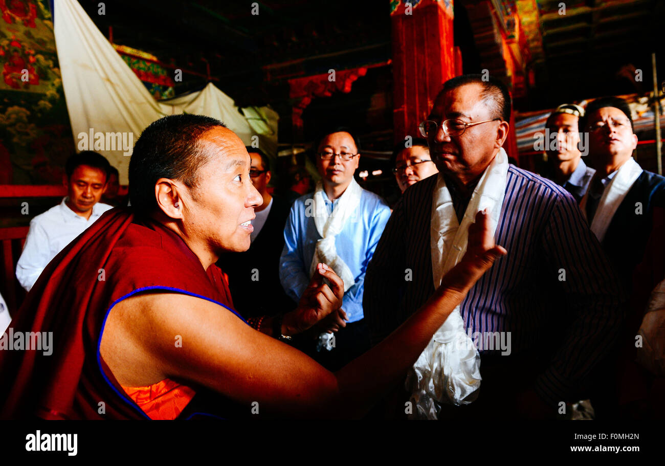 Lhasa, China Tibet autonome Region. 11. Juli 2015. Nyima Tsering (L, vorn) stellt den Jokhang-Tempel für Touristen in Lhasa, der Hauptstadt von Südwesten Chinas Tibet autonome Region, 11. Juli 2015. Der 48 Jahre alte Mönch Nyima Tsering ist in Chinesisch und Englisch beherrschen. Nach dem Abitur die hochrangigen tibetischen Buddhismus in Beijing, Nyima Tsering hat die Rezeption Arbeit am Jokhang Tempel Verwaltungsausschuss und Tempel-Informationen für Touristen aus in- und Ausland als Reiseleiterin eingeführt. © Chogo/Xinhua/Alamy Live-Nachrichten Stockfoto