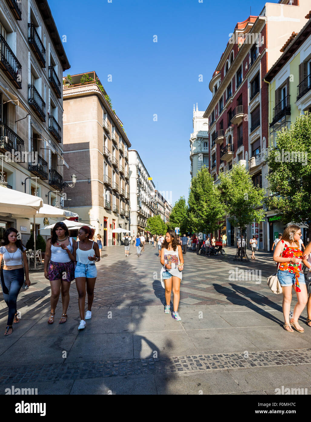 junge Mädchen auf der Calle de Arenal, Madrid, Spanien Stockfoto