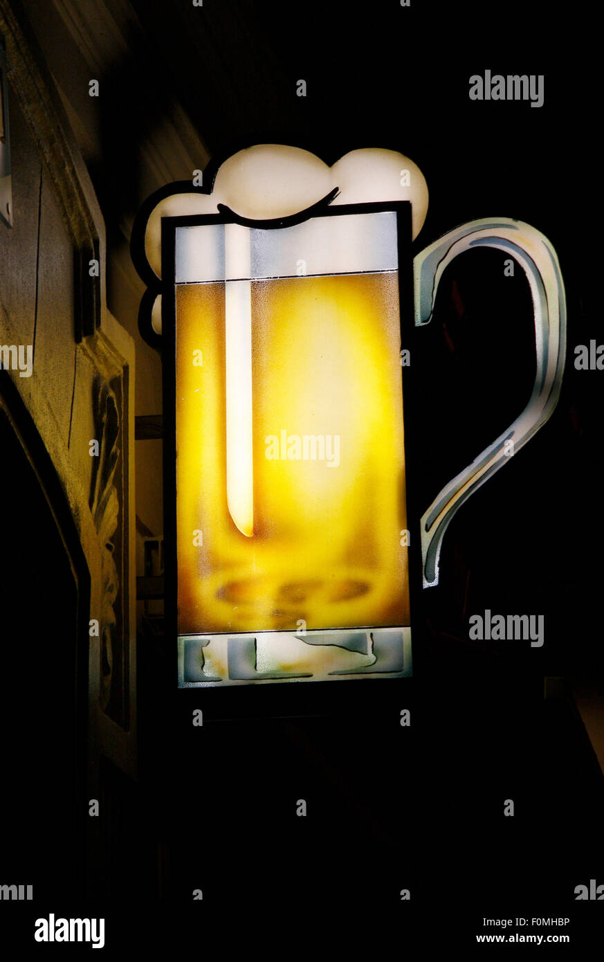 Mai 2008 - BERLIN: eine elektronische Unterschrift für eine Bar mit einem Glas Bier, Berlin. Stockfoto