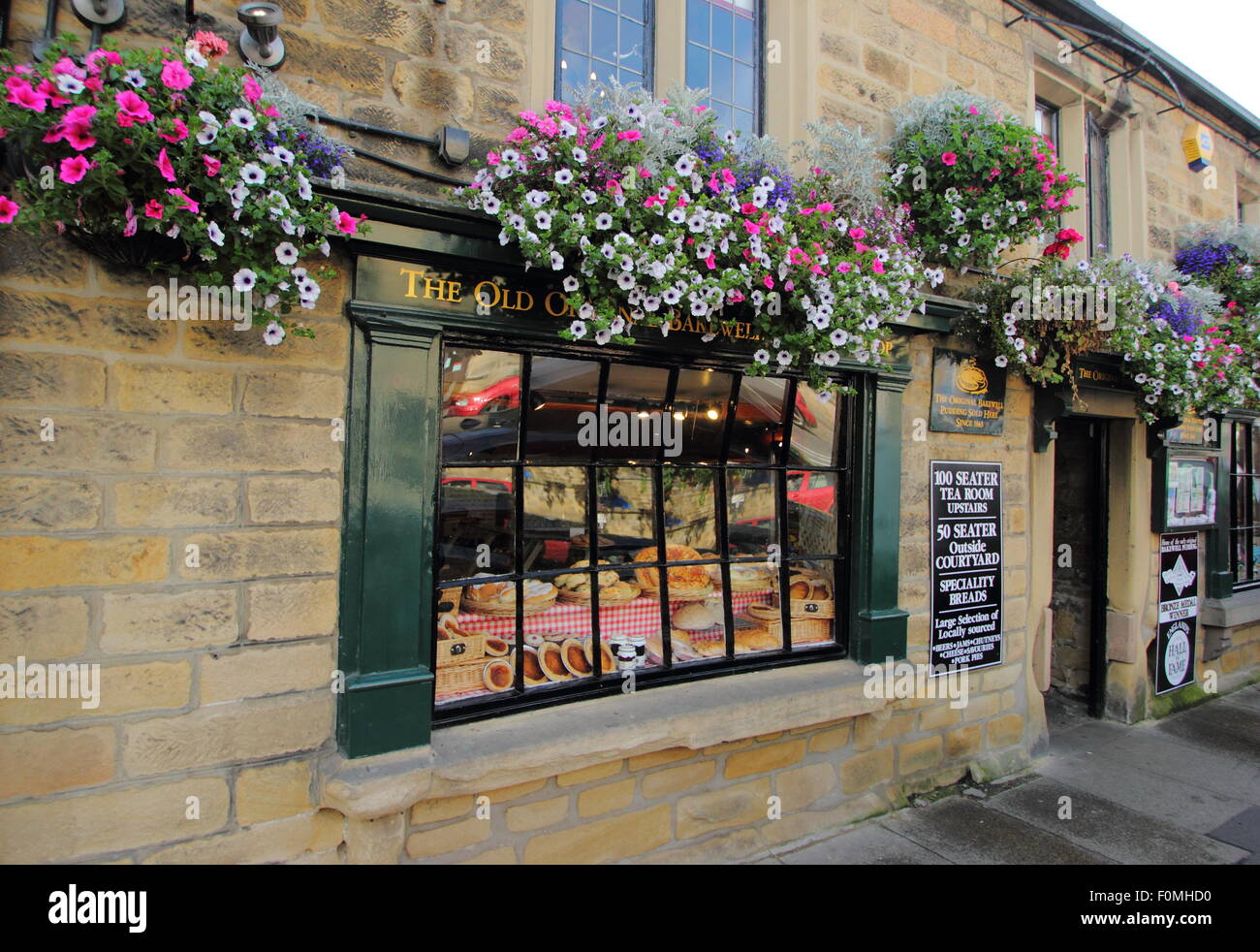 Bakewell Pudding angezeigt in The Old Original Bakewell Pudding Shop in Balewell, Peak District, England UK - Sommer Stockfoto