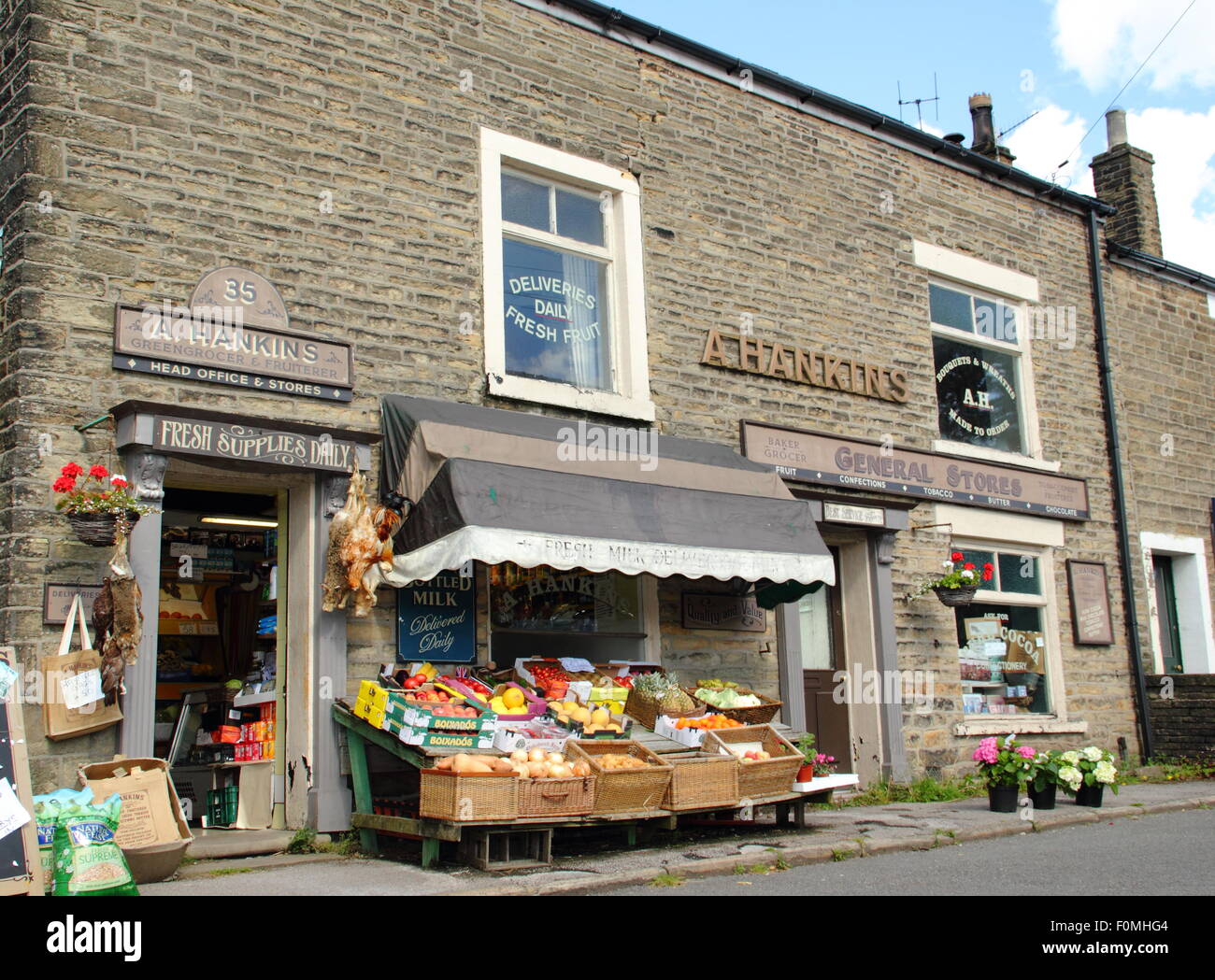 Hankins Lebensmittelhändler in Hayfield Dorf, Peak District, England UK - Drehort auf BBC Dram, The Village. Stockfoto
