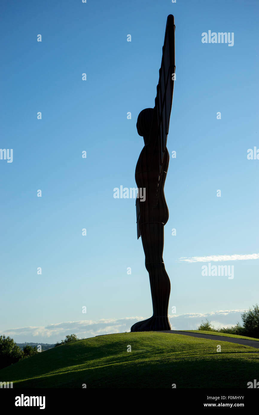Angel of the North, Gateshead. Der Himmel ist blau. Der Engel ist im