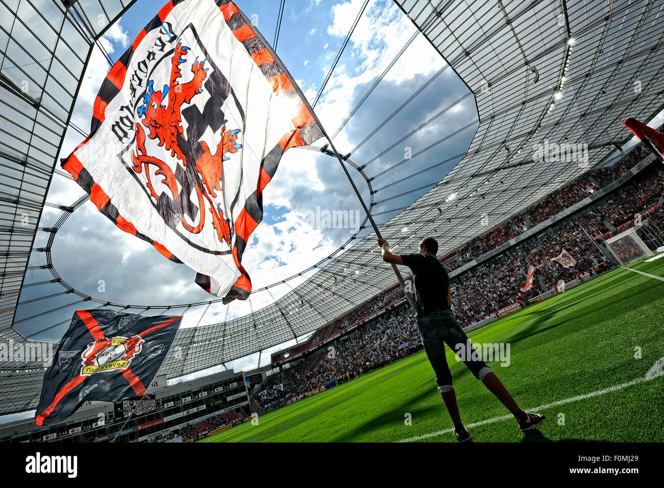 Fußball, Fußball, Deutschland, Bundesliga, Saison 2015/2016, BayArena, Bayer Leverkusen Vs 1899 Hoffenheim; Große Fahnen unter dem Dach Stockfoto