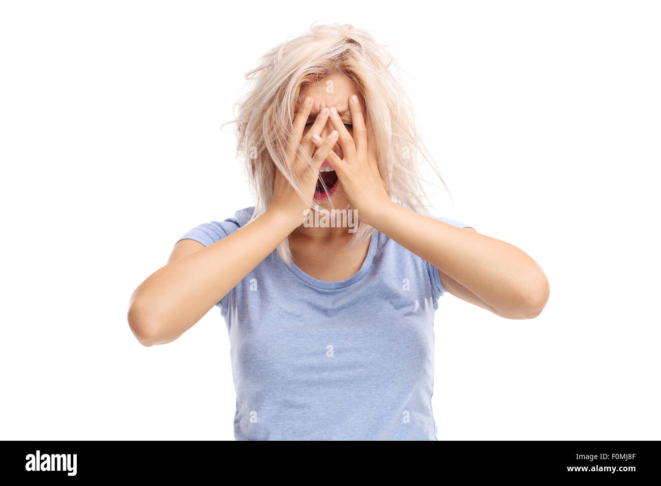Verzweifelten jungen Frau hält ihre Hände auf ihren Kopf isoliert auf weißem Hintergrund Stockfoto