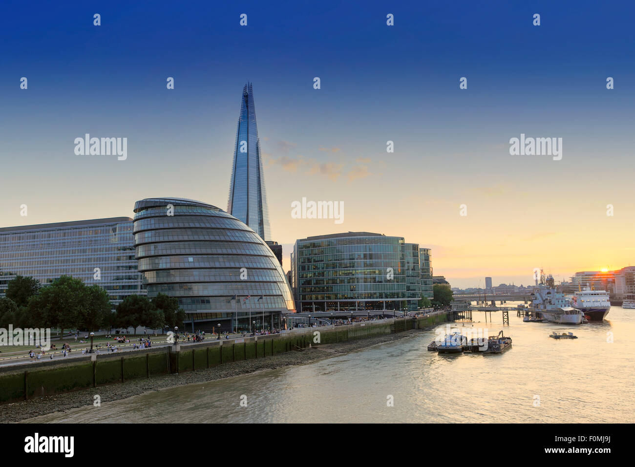 Der Shard, Rathaus (HQ der Bürgermeister von London) und die Themse in London bei Sonnenuntergang Stockfoto