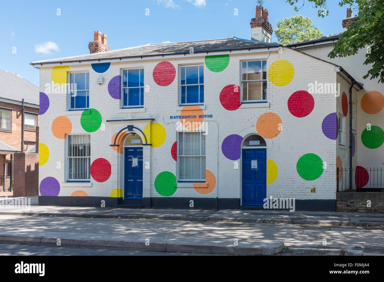 Gebäude mit großen bunten bemalten Flecken in Walsall, West Midlands Stockfoto