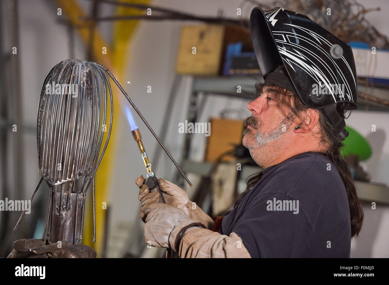 Lötlampe Arbeiter-Metall-Arbeiter in Werkstatt Stockfoto