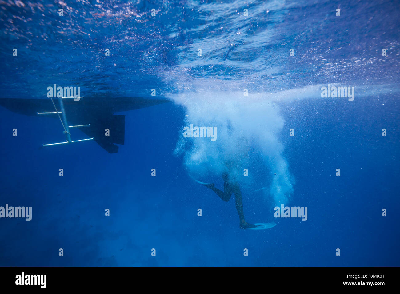 Scuba Diver Sprung ins Wasser von einem Tauchboot Stockfoto