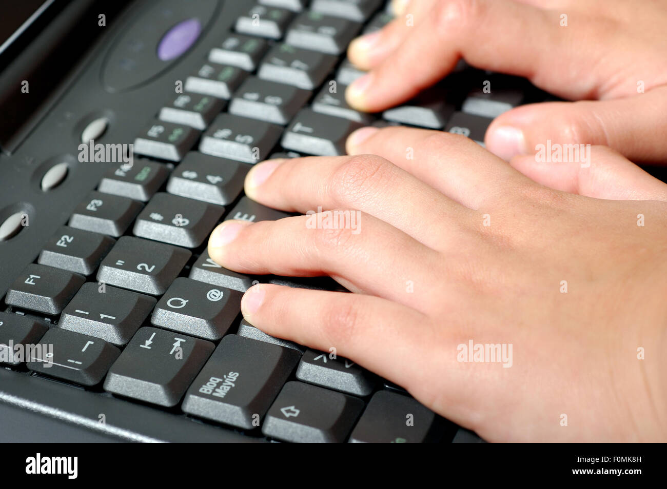 Makroaufnahme der Hände auf einer Laptoptastatur Stockfoto