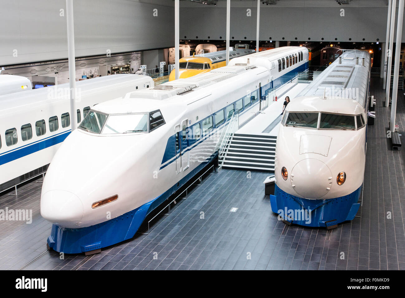 Innenraum der Shinkansen Museum am Bahnhof Park in Nagoya. Bullet Train, Shinkansen Baureihe 100, Klasse 123, neben einer Serie 0, Klasse 21. Stockfoto