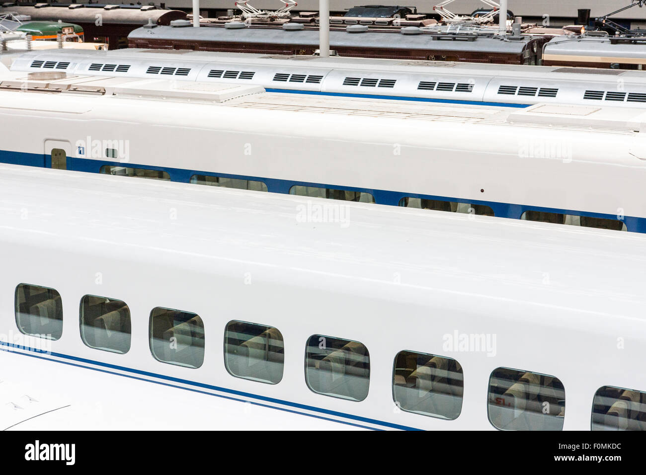 Japan, Nagoya, Railway Park. Innenraum der Shinkansen Museum. Blick auf den Oberseiten der mehrere Arten von bullet Waggons in der Ausstellungshalle. Stockfoto