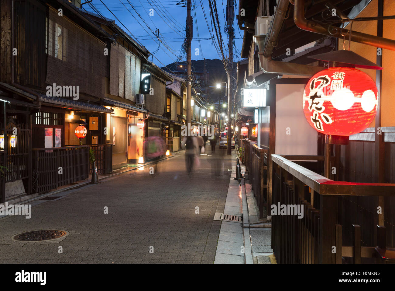 Traditionelle japanische Holzhäuser in der Nacht, Gion Viertel (Geisha), Kyoto, Japan, Asien Stockfoto