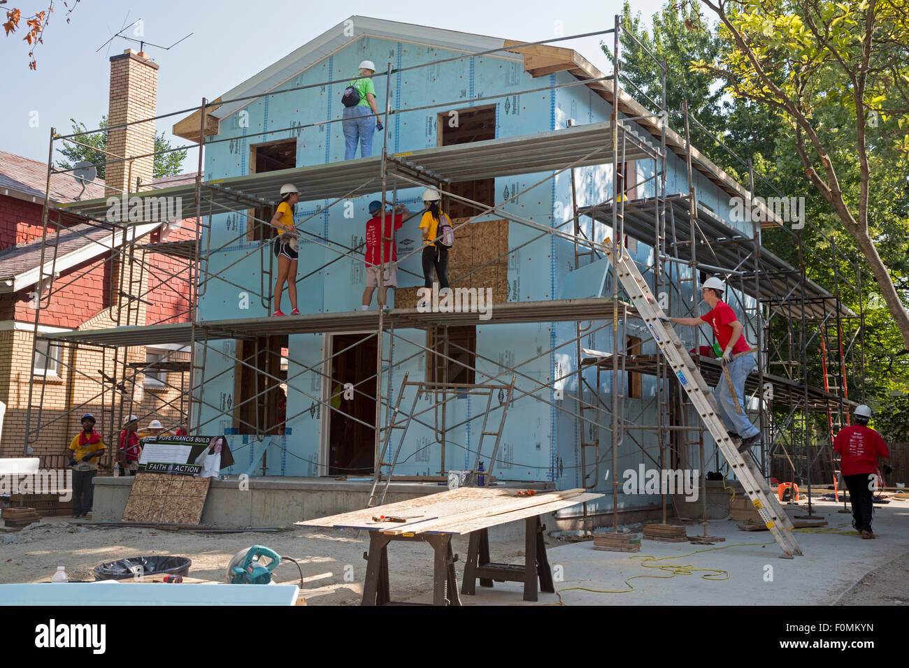 Detroit, Michigan - Lebensraum für Menschlichkeit freiwillige bauen ein Haus für eine Familie mit geringem Einkommen. Stockfoto