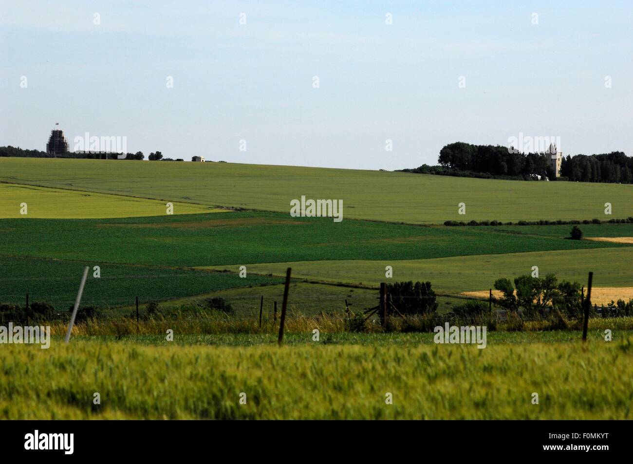 AJAXNETPHOTO. 2015. THIEPVAL, SOMME, FRANKREICH. -SCHLACHT DES SOMME VORDERE LINIE - BLICK NACH SÜDEN IN RICHTUNG DER GEDENKSTÄTTE, DAS FEHLT BEI THIEPVAL (LINKS, AM RÜCKEN) UND IRISCHEN BRIGADEN ULSTER MEMORIAL TOWER (RECHTS, IN HOLZ.), BEIDE STANDORTE DER HEFTIGEN VORDERSTER FRONT KÄMPFEN IM JAHRE 1916.  FOTO: JONATHAN EASTLAND/AJAX REF: D152906 5419 Stockfoto