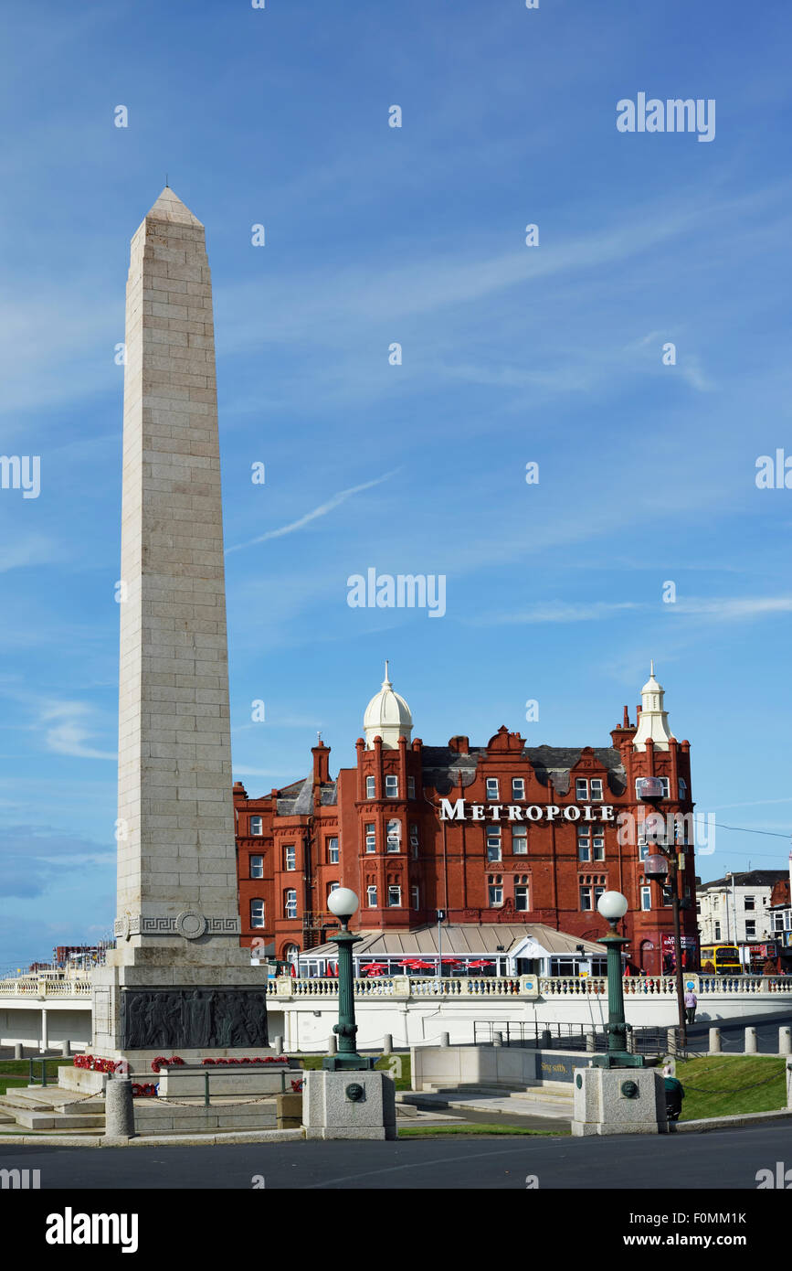 Kriegerdenkmal und Metropole Hotel direkt am Meer in Blackpool, Lancashire Stockfoto