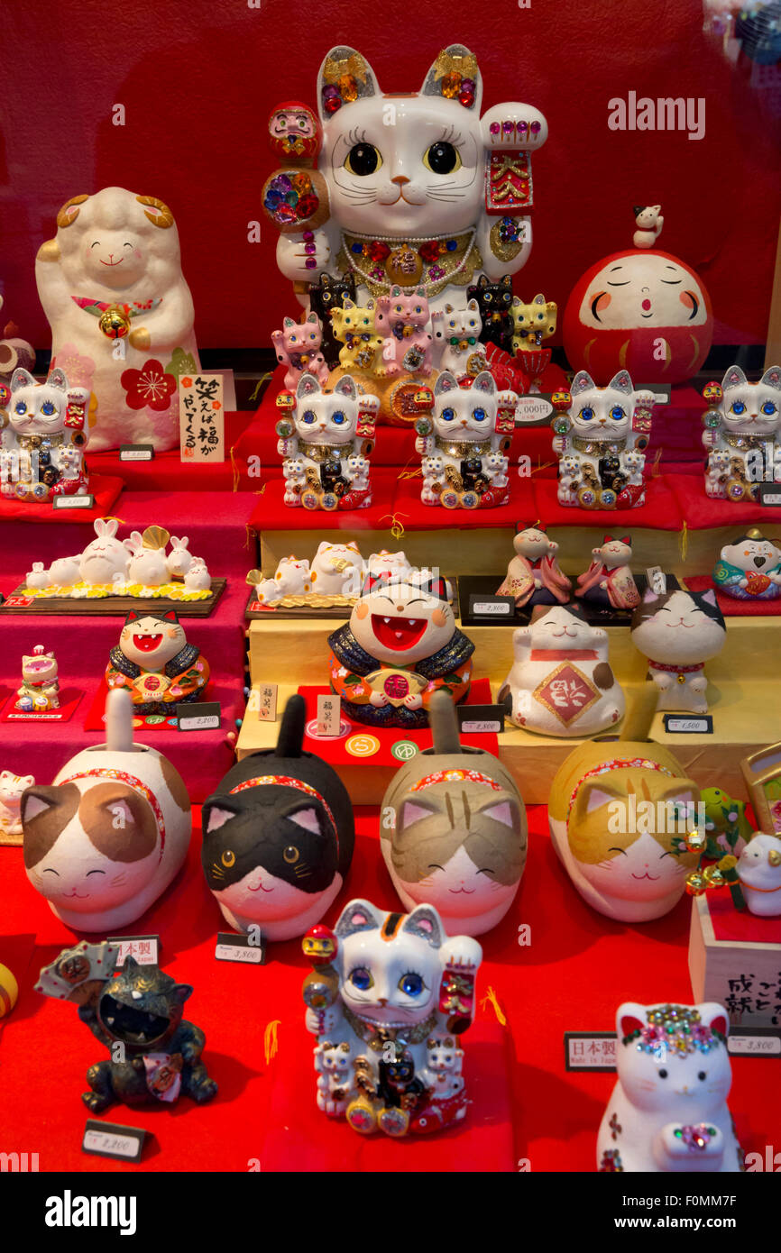 Glückliche Katzen und Ornamente in Shop Fenster, Nara, Kansai, Japan, Asien Stockfoto