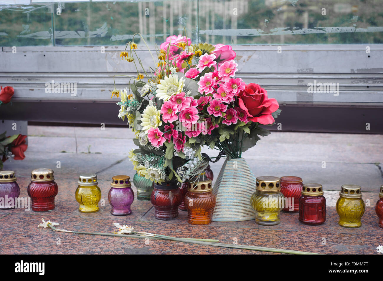 Kiew, UKRAINE - 16. Mai 2015: Kyiv Maidan bedeckt mit Blumen und Kerzen in Erinnerung an die Opfer von den Dreharbeiten im Februar 2014, Stockfoto