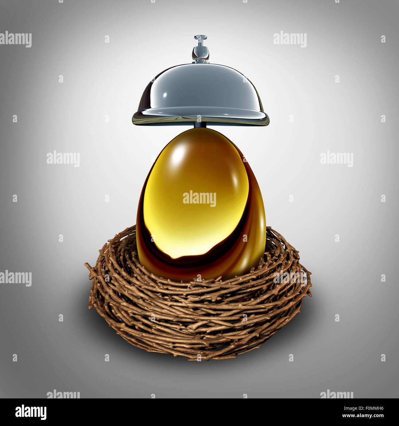 Finanzdienstleistungen-Konzept und investieren für Vorsorgeberatung oder banking Support Symbol als ein goldenes Ei in Anest mit einer Service-Glocke als Einkünfte aus Gewerbebetrieb oder persönliche Finanzen Hilfe Metapher. Stockfoto