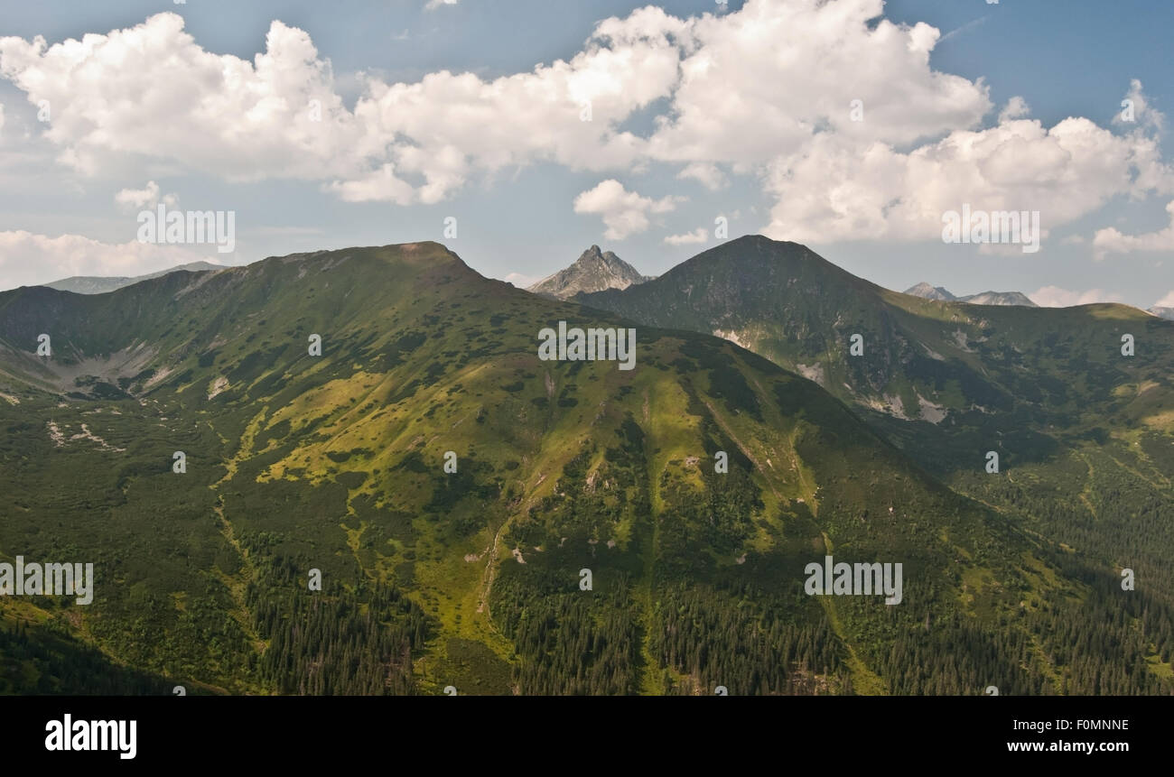 schärfere Gipfeln Vysoke Tatry und softier Gipfeln der Berge Zapadne Tatry Stockfoto